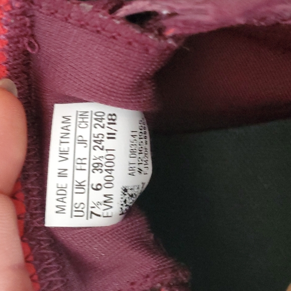 Excellent condition adidas, only wore once, maroon color - Picture 5 of 9